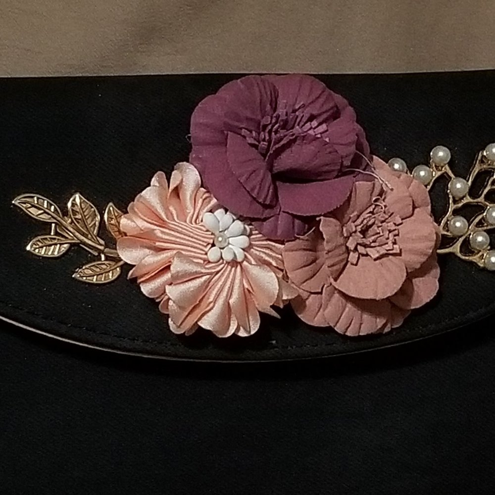 COPY - COPY - COPY - Pearl & Roses Handbag - Picture 2 of 11